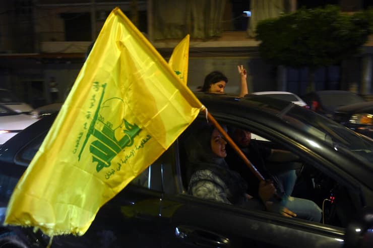 תומכי חיזבאללה אחרי בחירות ב-15 במאי ב לבנון בפרבר מחוץ ל ביירות