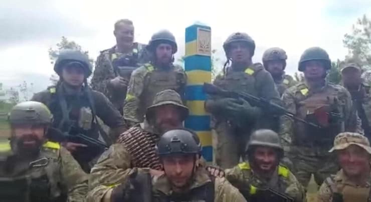 אוקראינה חיילים אוקראינים מחזירים את הסימן ל גבול עם רוסיה אחרי שהדפו את הרוסים מ חרקוב מלחמה רוסיה