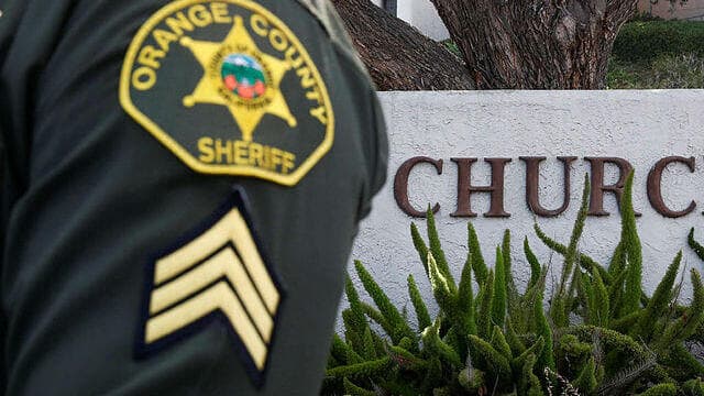 ירי בכנסייה בלגונה וודרס שבקליפורניה
