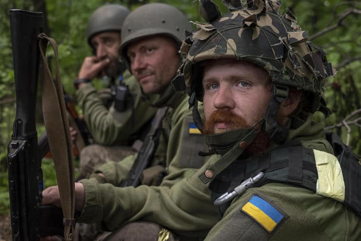 חיילים מ צבא אוקראינה בכפר שכבשו מחדש באזור חרקוב