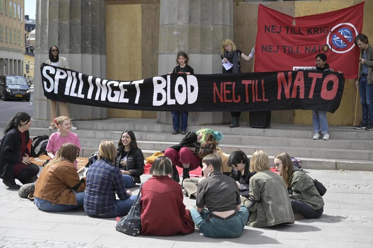 שבדיה קבוצה קטנה של מפגינים נגד ההצטרפות ל נאט"ו ליד הפרלמנט