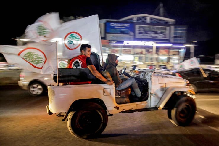 תומכי המפלגה הנוצרית הכוחות הלבנוניים LF חוגגים אחרי בחירות לבנון ב בתרון