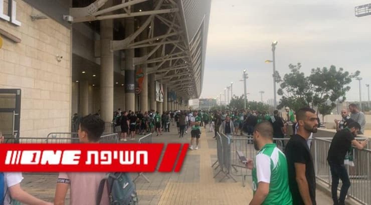 אוהדי מכבי חיפה מחוץ לאצטדיון המובשה