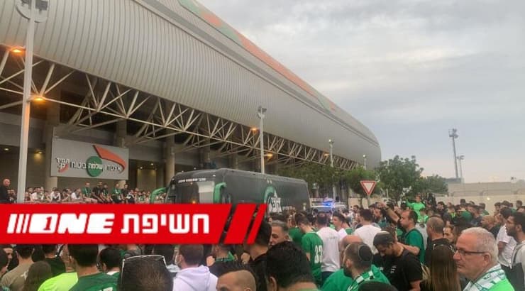 אוטובוס מכבי חיפה מוקף באוהדים מחוץ לאצטדיון