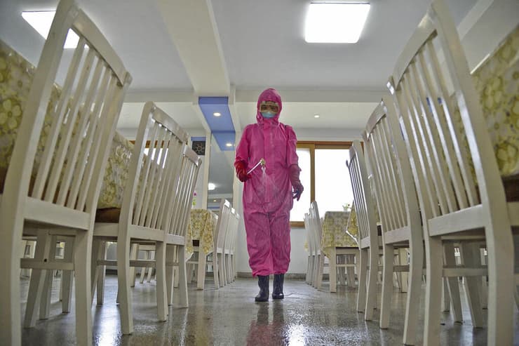 צפון קוריאה התפרצות קורונה מחטאים חדר אוכל ב מפעל