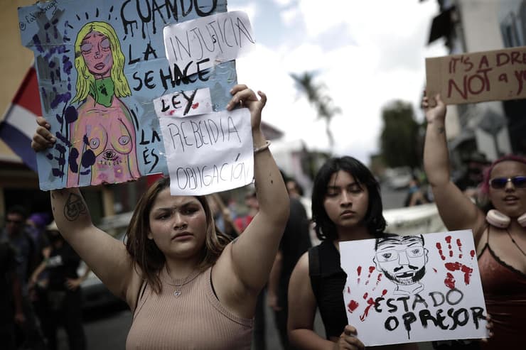 נשים מפגינות נגד נשיא קוסטה ריקה רודריגו צ'אבס