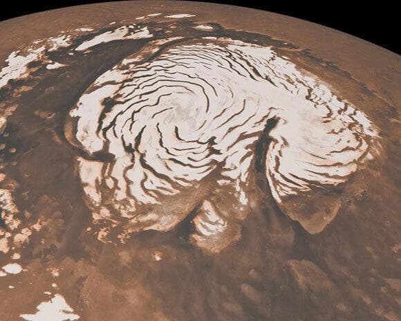 מסע נדודים ארוך מקו המשווה. צילום של כיפת הקרח בקוטב הצפוני של מאדים מהלוויין האמריקני Mars Global Surveyor