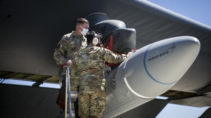 טיל היפר-סוני שמפתחת ארה"ב מורכב לקראת ניסוי על גבי מפציץ B-52 ב בסיס חיל האוויר אדוארדס ב קליפורניה באוגוסט 2020