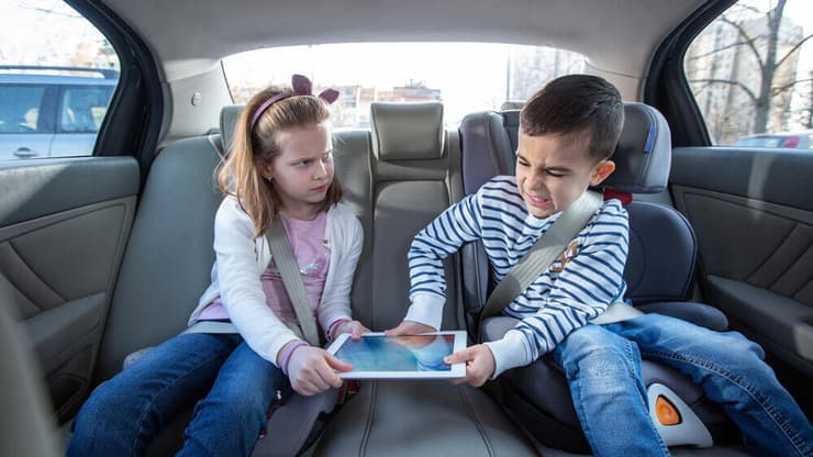 עם ילדים לא עושים נסיעות ארוכות - אחרת הרכב הופך לסוג של תא לחץ על גלגלים. 