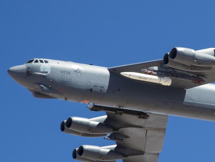 ניסוי ב טיל היפר-סוני שמפתחת ארה"ב שמורכב על גבי מפציץ B-52 ב קליפורניה ביוני 2019