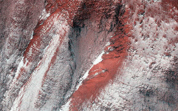 נדודים על הקרקע דרך האטמוספרה. שכבות של קרח פחמן דו-חמצני על מאדים, שתועדו בצילומים של הלוויין האמריקאי Mars Reconnaissance Orbiter