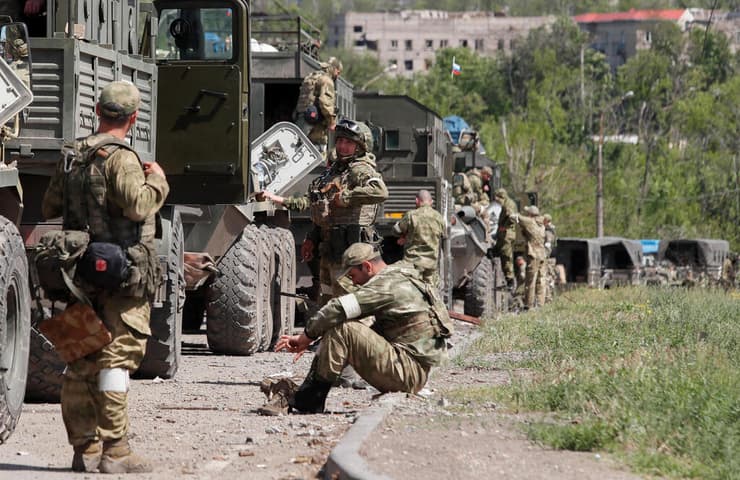 לוחם פרו-רוסי ב מריופול במקביל לפינוי הלוחמים האוקראינים ממפעל אזובסטל אוקראינה מלחמה רוסיה