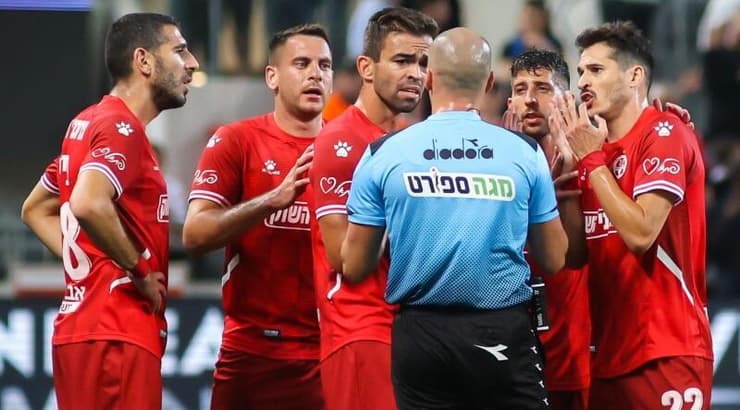 שחקני הפועל באר שבע עם גל לייבוביץ'