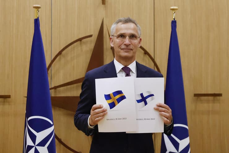 מזכ"ל נאט"ו ינס סטולטנברג מציג את בקשת ההצטרפות הרשמית של פינלנד ו שבדיה