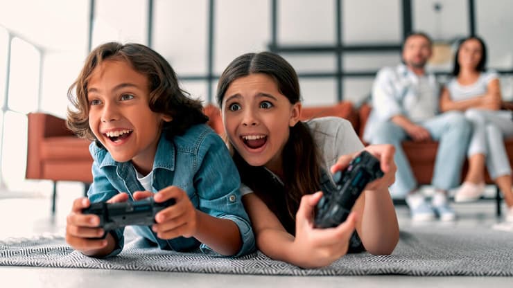 ילדים משחקים במשחק וידאו