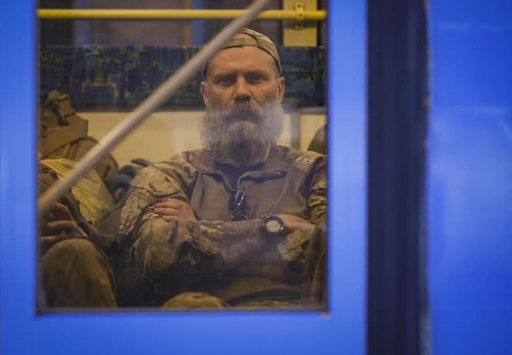 אוקראינה מריופול חיילים אוקראינים מפונים מ מפעל אזובסטל 