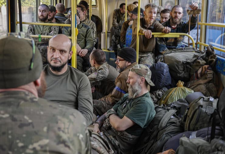 אוקראינה מריופול חיילים אוקראינים מפונים מ מפעל אזובסטל 