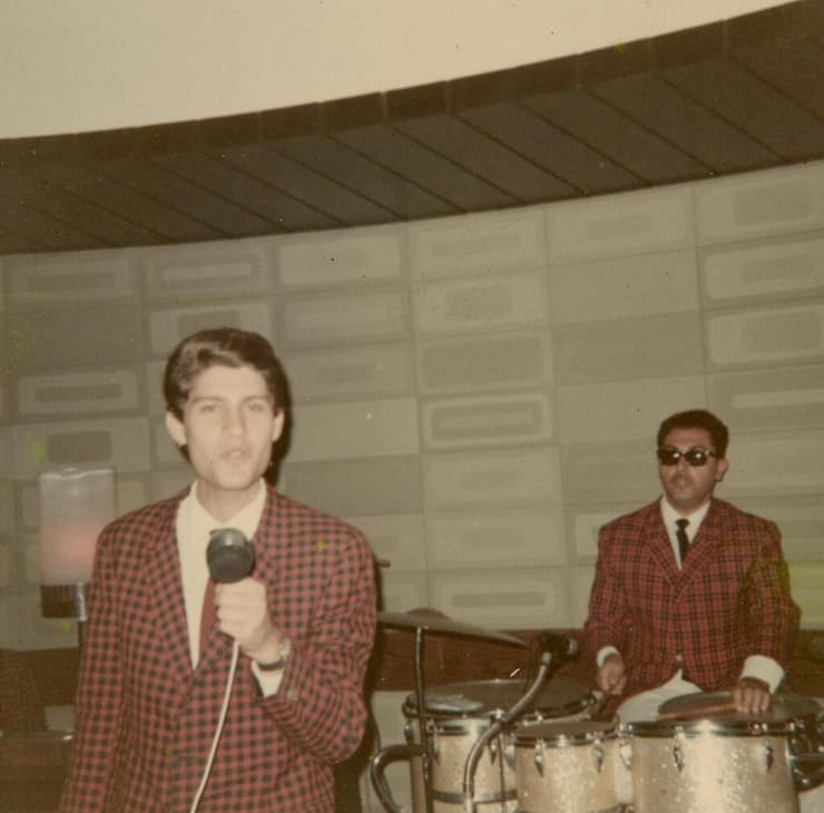 משה ברנד (מייק ברנט) בלהקת אמני השמים, מלון דן כרמל בחיפה, 1967-1965. מייק ברנט