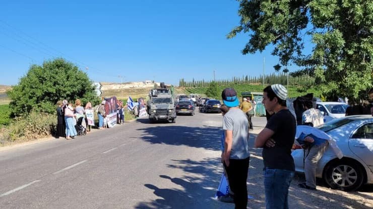 הפגנה מחוץ לבית משפחתו של נעם רז ז"ל בעת ביקור ראש הממשלה בנט בשבעה