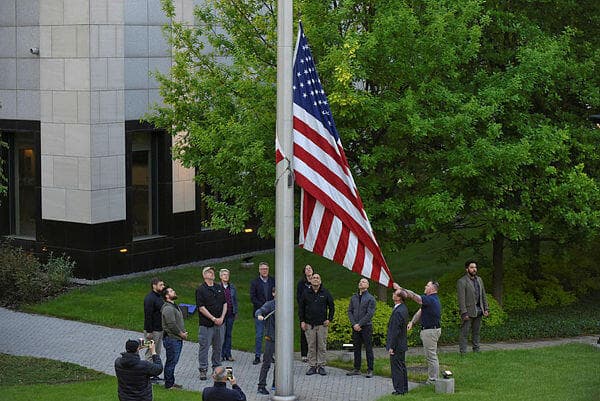 אוקראינה מניפים מחדש את הדגל ב שגרירות ארה"ב ארצות ב קייב ש נפתחה