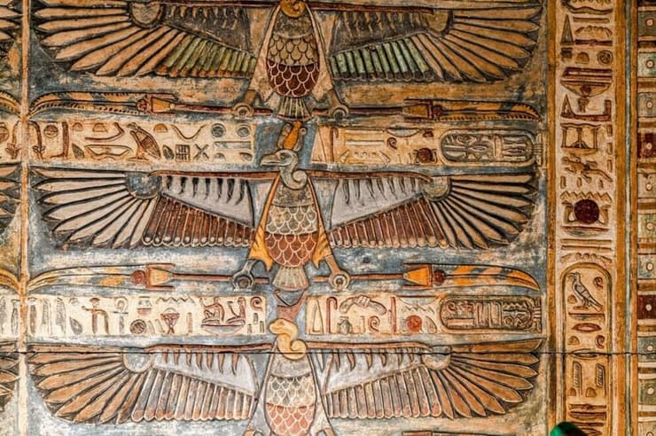 דמויותיהן של האלות נחבת ווואדג'ת על החלק המרכזי של התקרה במקדש ח'נום באיסנא (נחבת עם ראש נשר ווואדג'ט עם ראש קוברה