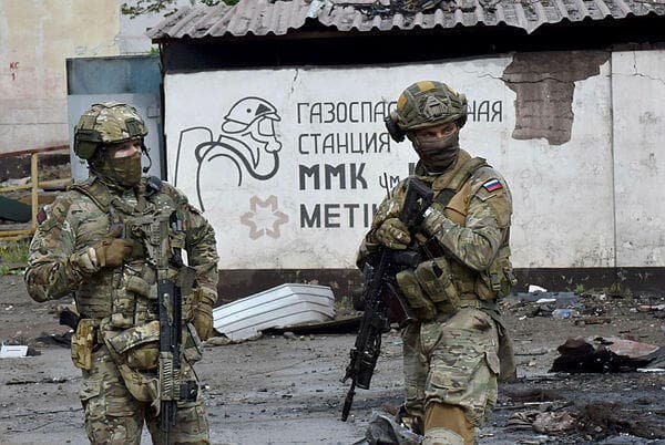 אוקראינה חיילים רוסים ליד מפעל אזובסטל ב מריופול