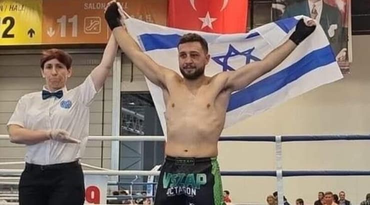 לואי סאקאס מניף את דגל ישראל בטורקיה (צילום: פרטי) לואי סאקאס מניף את דגל ישראל בטורקיה