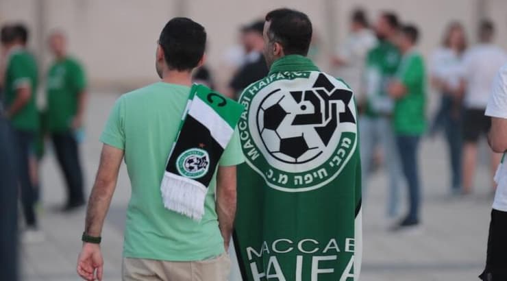 אוהדי מכבי חיפה בדרך אל חגיגות האליפות