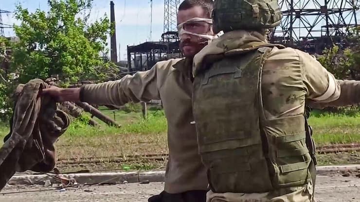אוקראינה חיילים פרו רוסים מורדים עורכים חיפוש ל חיילים אוקראינים ש נכנעו ב אזובסטל מריופול