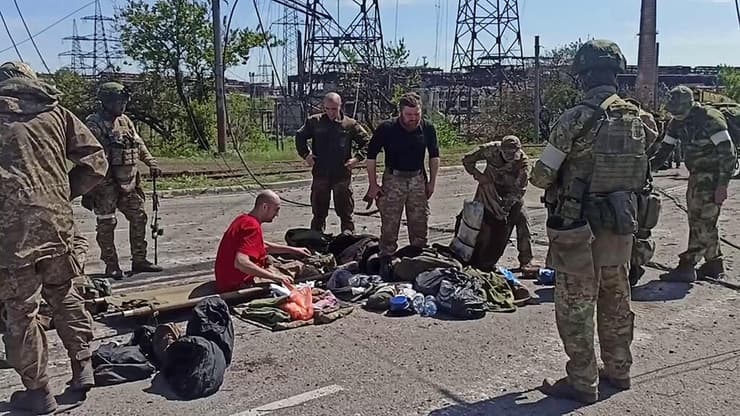 אוקראינה חיילים פרו רוסים מורדים עורכים חיפוש ל חיילים אוקראינים ש נכנעו ב אזובסטל מריופול