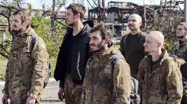 רוסיה פרסמה תמונות של חיילים אוקראינים ש נכנעו ב מפעל אזובסטל מריופול אוקראינה