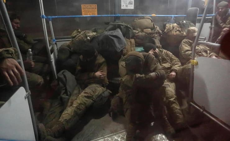 לוחמים אוקראינים שנכנעו ב מריופול ב מפעל אזובסטל בדרך לשטח בשליטה רוסית במחוז דונייצק אוקראינה