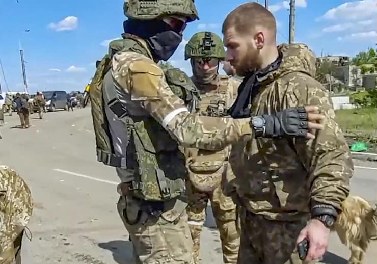 רוסיה פרסמה תמונות של חיילים אוקראינים ש נכנעו ב מפעל אזובסטל מריופול אוקראינה