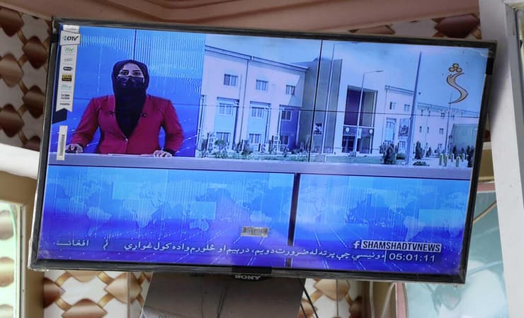 צופים ב טלוויזיה ב אפגניסטן קנדהאר אחרי הוראת ה טליבאן על כיסוי פנים ל נשים