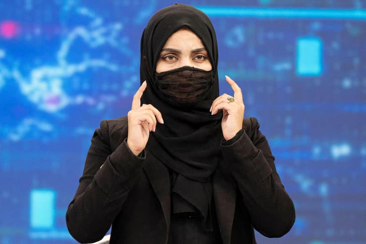 טמינה אוסאמי מגישת טלוויזיה ב אפגניסטן כיסוי פנים טליבאן
