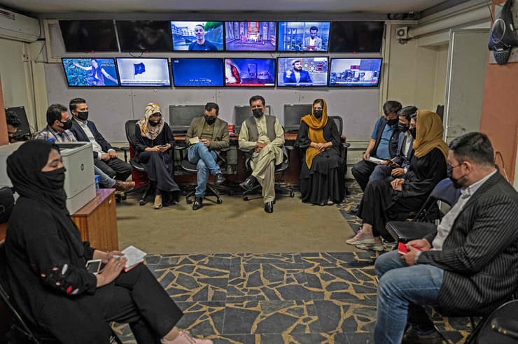 עובדי ערוץ TOLO מחאה ב אפגניסטן כיסוי פנים טליבאן