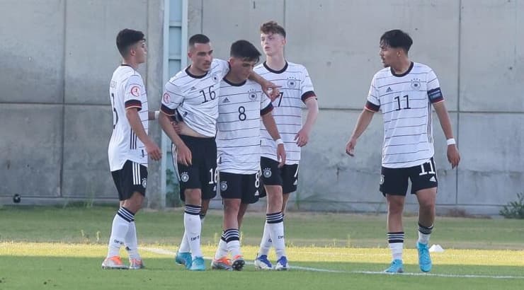 שחקני נבחרת גרמניה חוגגים עם אריון איברהימוביץ' את ה-0:3 על לוקסמבורג (שחר גרוס) שחקני נבחרת גרמניה חוגגים עם אריון איברהימוביץ' את ה-0:3 על לוקסמבורג