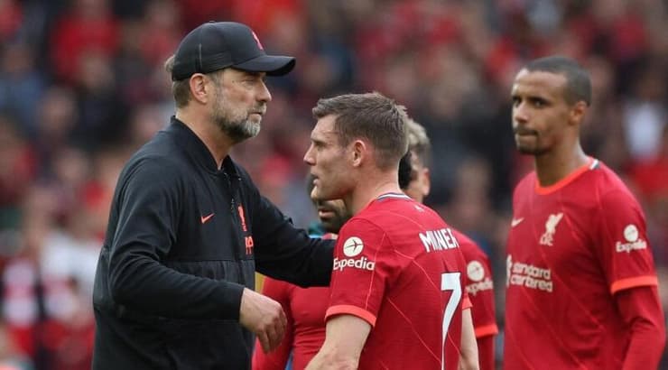 יורגן קלופ עם שחקני ליברפול בסיום (רויטרס) יורגן קלופ עם שחקני ליברפול בסיום