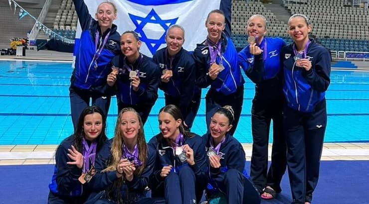 נבחרת השחייה עם המדליה