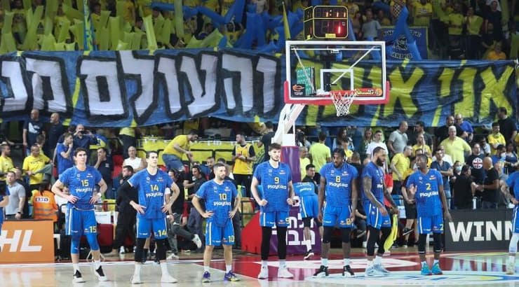 שחקני מכבי תל אביב על רקע הקהל