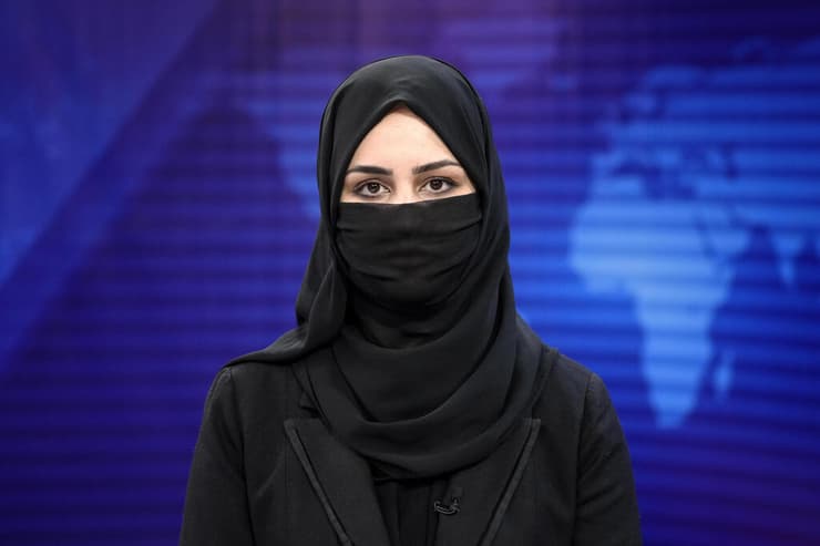קטרה אחמדי מגישת טלוויזיה ב אפגניסטן כיסוי פנים טליבאן