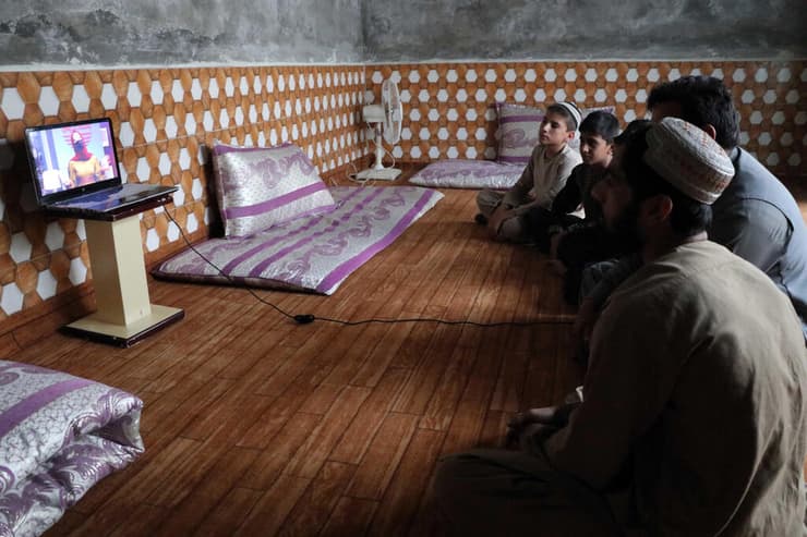 צופים ב טלוויזיה ב אפגניסטן קנדהאר אחרי הוראת ה טליבאן על כיסוי פנים ל נשים