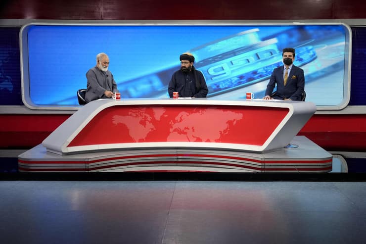 מגישים ערוץ TOLO מחאה ב אפגניסטן כיסוי פנים טליבאן
