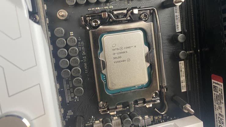 הדובדבן שבקצפת: Intel Core i9-12900KS