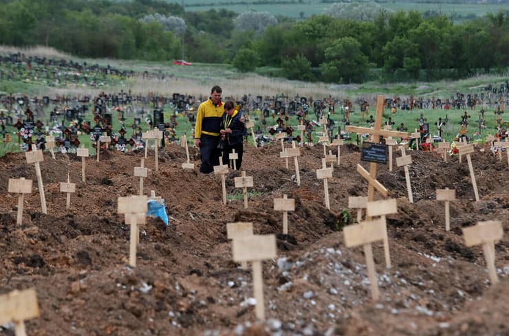 בית קברות ליד מריופול מלחמה אוקראינה רוסיה