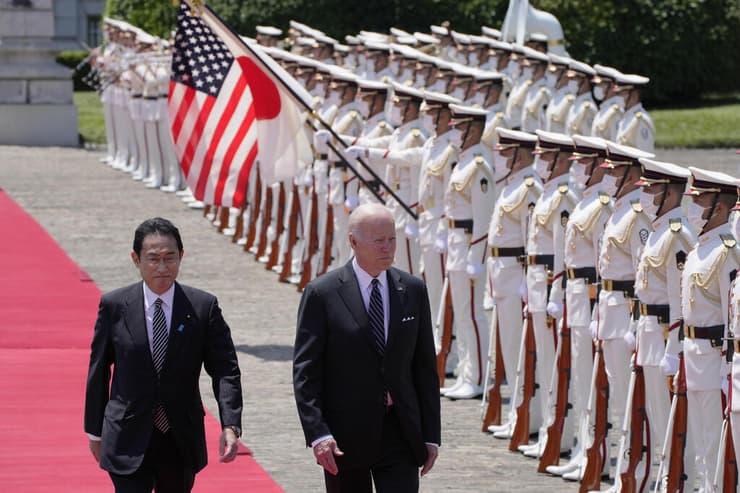 נשיא ארה"ב ג'ו ביידן נפגש ב טוקיו עם ראש ממשלת יפן פומיו קישידה