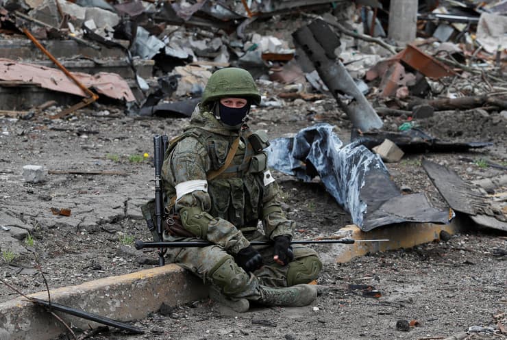 חיילים רוסים ב מפעל המתכות אזובסטל ב מריופול אחרי כניעת הלוחמים האוקראינים מלחמה רוסיה אוקראינה