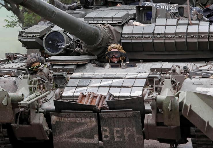  חיילים פרו-רוסים ב טנק באזור דונייצק אוקראינה מלחמה רוסיה