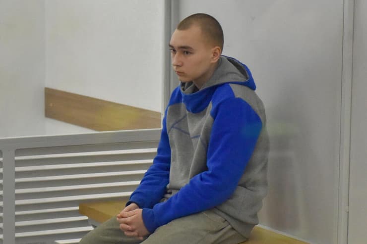 ודים שישימארין חייל רוסי רוסיה ב בית משפט ב קייב אוקראינה הורשע ב פשע מלחמה