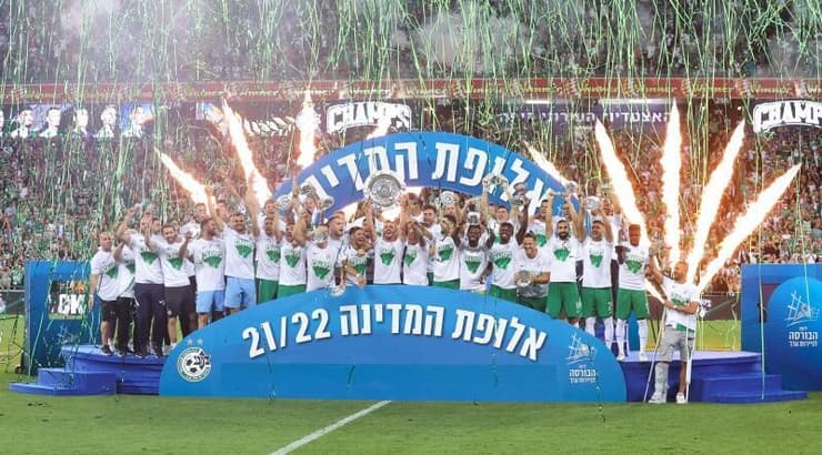 שחקני מכבי חיפה מניפים את צלחת האליפות